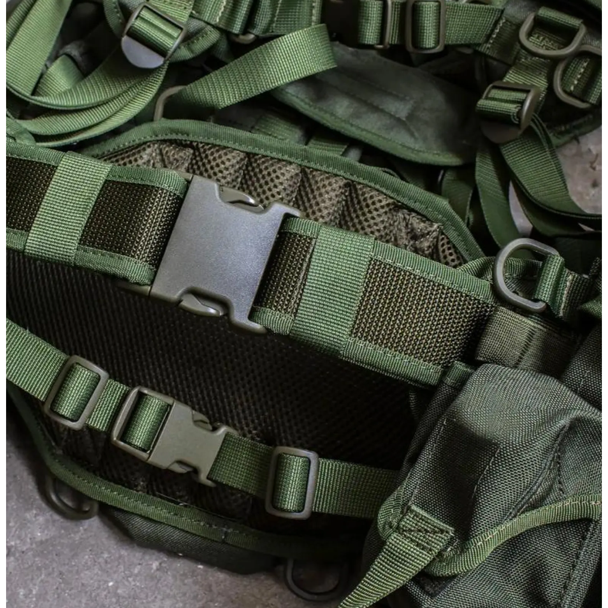 Soviet and Russian webbing system, Spetsnaz Tactical Vest "Smersh M1" with molle pouches for AK mags, olive. Metro, Six siege and Tarkov.